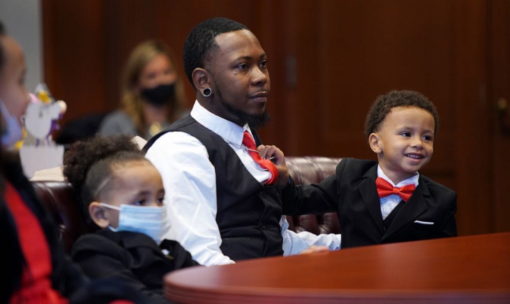 Single Dad Who Grew Up In Foster Care Gets Court’s Approval To Adopt 5 Siblings