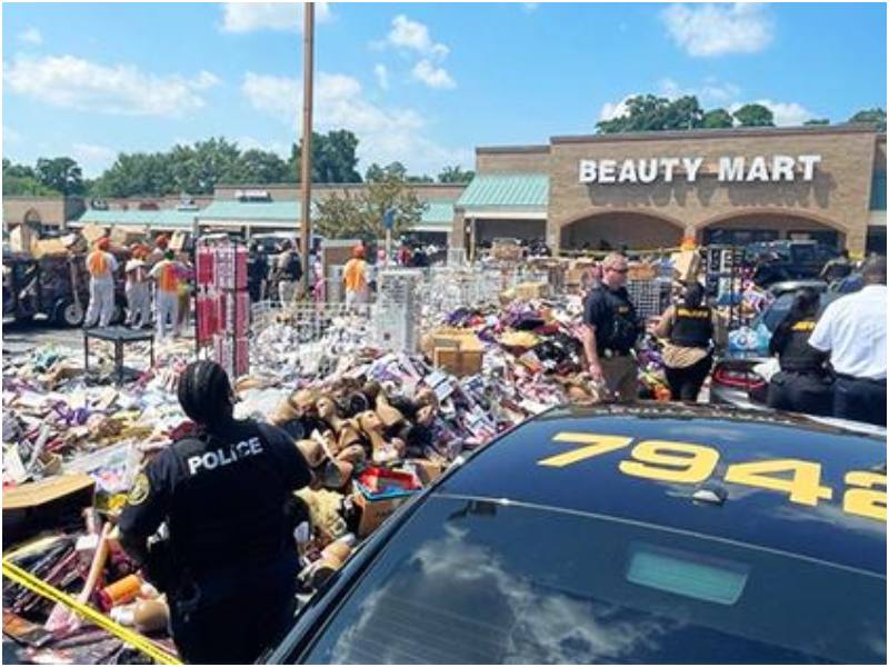 Georgia Beauty Supply Store Evicted, Inventory Scattered in Parking Lot Amidst Tense Scene